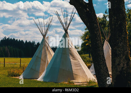 Tipi tente conique fabriqué à partir de peaux d'animaux Banque D'Images