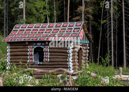 Abris comme Gingerbread House in forest Banque D'Images