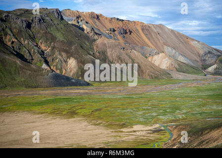 Montagnes volcaniques de Landmannalaugar dans la réserve naturelle de Fjallabak. L'Islande Banque D'Images