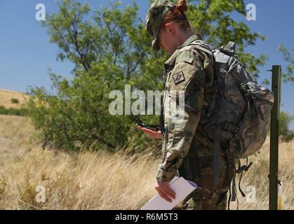 Le sergent de l'armée américaine. Allison Sardler, affecté à la 5ème commande de signal (théâtre), l'Administration centrale et de l'Administration centrale, détachement (HHD), 52e Bataillon de signal, participe à la navigation terrestre au cours de l'événement technologique de l'entreprise Réseau (Commande NETCOM) Concours meilleur guerrier à Fort Huachuca, Az., 15 mai 2017. Le concours est un événement d'une semaine exténuante qui teste les compétences, les connaissances et le professionnalisme des soldats représentant 11 organisations subordonnées de Netcom. Banque D'Images