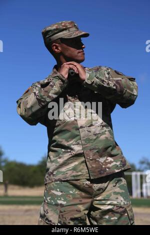 Le sergent de l'armée américaine. Brian Randall, attribué 7e commande de signal (théâtre), signal de l'armée américaine de Fort Detrick, Activité - assume une position correcte de jeter une grenade au cours de la bataille et les tâches du guerrier pour l'événement des exercices 2017 Network Enterprise Technology Command (NETCOM) Concours meilleur guerrier à Fort Huachuca, Az., le 18 mai 2017. Représentant des organisations de partout dans le monde, 11 soldats ont concouru pour le titre de meilleur Guerrier au cours de la compétition 2017 NETCOM. Banque D'Images