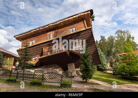 SZYMBARK, Pologne - 25 août 2018 : la taille naturelle envers house à Szymbark park. Banque D'Images