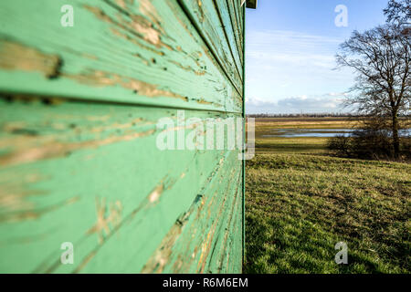 Chalet en bois vintage traditionnel typique de paysage de polders néerlandais sur l'ancienne île de l'Unesco d'Shokkland dans le Flevoland Banque D'Images