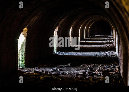 De l'intérieur a détruit des bâtiments de l'ancienne usine. les ruines d'une entreprise industrielle, fragments sombre détruit l'usine à l'usine comme résultat de Banque D'Images