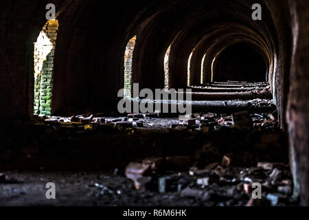 De l'intérieur a détruit des bâtiments de l'ancienne usine. les ruines d'une entreprise industrielle, fragments sombre détruit l'usine à l'usine comme résultat de Banque D'Images