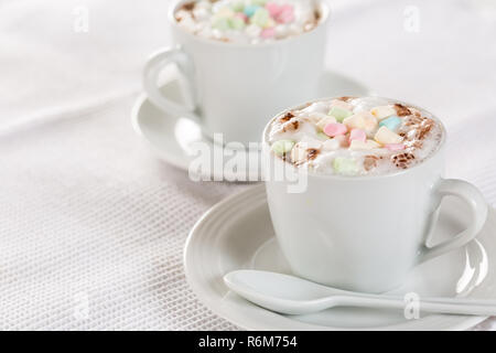 Babyccino - sans-sucre lait chaud avec de la mousse de lait décorées avec des guimauves Banque D'Images