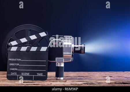 Close-up of Movie Camera avec bobine de film et Clapper Board Banque D'Images