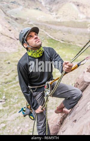 Expressions visage tandis qu'un grimpeur monter un grand mur à l'intérieur de la Cordillère des Andes, une aventure extraordinaire. Sourire sur son visage tout en allant à la montagne Banque D'Images