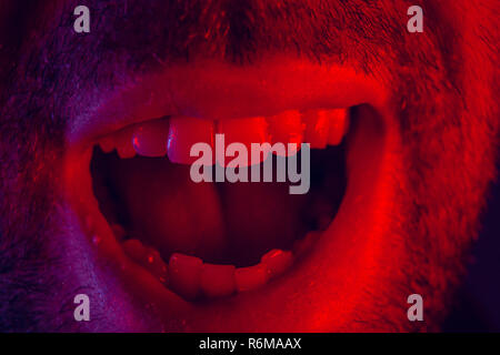 Macro close up sur l'homme avec l'expression du visage souriant heureux Banque D'Images