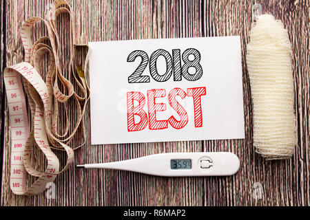 Texte manuscrit montrant 2018 meilleure. Le concept de la santé remise en forme d'écriture pour Choix Revue écrite note adhésive papier fond vide avec bandage et thermomètre Banque D'Images