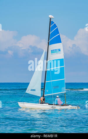 Voiles de catamaran Hobie Cat un resort sur la côte nord de Cuba. Banque D'Images