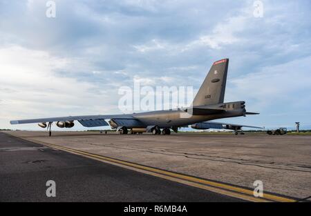 Un B-52H Stratofortress Bomber affecté à la 96e Escadron expéditionnaire piégée, déployés à partir de Base aérienne de Barksdale, en Louisiane, est assis sur la piste après son arrivée pour exercer l'accent de la foudre à la Royal Australian Air Force (RAAF) Base Darwin, Australie, le 29 novembre 2018. Deux bombardiers avec équipage et du personnel de soutien déployés à RAAF Darwin pour permettre aux États-Unis de former et d'accroître l'interopérabilité avec les homologues australiens à l'appui de l'Indo-Pacifique renforcée du commandement américain de coopération de l'air (EAC) programme. Le CCE est constitué d'une série d'exercices d'air et d'activités de formation visant à améliorer Banque D'Images