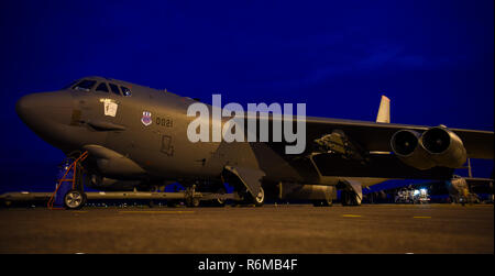 Un B-52H Stratofortress Bomber affecté à la 96e Escadron expéditionnaire piégée, déployés à partir de Base aérienne de Barksdale, en Louisiane, est assis sur la piste après son arrivée pour exercer l'accent de la foudre à la Royal Australian Air Force (RAAF) Base Darwin, Australie, le 29 novembre 2018. Deux bombardiers avec équipage et du personnel de soutien déployés à RAAF Darwin pour permettre aux États-Unis de former et d'accroître l'interopérabilité avec les homologues australiens à l'appui de l'Indo-Pacifique renforcée du commandement américain de coopération de l'air (EAC) programme. Le CCE est constitué d'une série d'exercices d'air et d'activités de formation visant à améliorer Banque D'Images