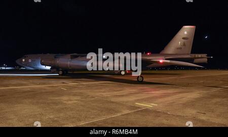 Un B-52H Stratofortress Bomber affecté à la 96e Escadron expéditionnaire piégée, déployés à partir de Base aérienne de Barksdale, en Louisiane, les taxis sur la piste pendant l'exercice de discussion la foudre à la Royal Australian Air Force (RAAF) Base Darwin, Australie, le 3 décembre 2018. Deux bombardiers avec équipage et du personnel de soutien déployés à RAAF Darwin pour permettre aux États-Unis de former et d'accroître l'interopérabilité avec les homologues australiens à l'appui de l'Indo-Pacifique renforcée du commandement américain de coopération de l'air (EAC) programme. Le CCE est constitué d'une série d'exercices d'air et d'activités de formation visant à renforcer la coopération régionale Banque D'Images