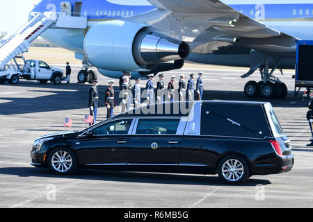 Service des États-Unis membres du comité mixte sur la garde d'honneur des forces canadiennes fournissent les honneurs militaires pendant le départ de l'ancien président George H. Bush, le 41e président des États-Unis, à partir d'Ellington Field Joint Reserve Base, Texas, 03 décembre 2018. Près de 4 000 militaires et civils de partout dans toutes les branches des forces armées américaines, y compris les réserves et de la Garde nationale, à condition que les composants de support pendant la cérémonie George H. W. Bush, le 41e président des États-Unis funérailles d'état. (Photo de la Garde nationale aérienne par le sergent. Daniel J. Martinez) Banque D'Images