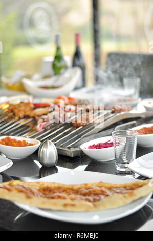 Meze chypriote traditionnel et mélanger la viande et poulet table avec barbecue au charbon de bois sur la table de cuisson pour l'auto pendant la durée de l'alimentation Banque D'Images