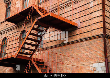 Escalier de secours incendie et de vieux bâtiment en brique à Khabarovsk, Russie Banque D'Images