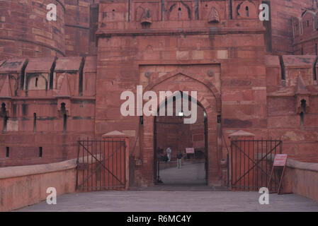 L'entrée du Fort d'Agra a également demandé que le Fort Rouge la résidence de la dynastie moghole avec une étonnante architecture moghole, faite de pierres rouges à l'aube Banque D'Images