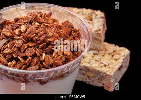 Le yogourt avec granola chocolade et barre granola avec fruits et noix Banque D'Images