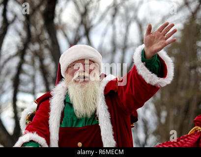 Prescott, Arizona, USA - 1 décembre 2018 : Santa Claus waving to des spectateurs lors de la Parade de Noël Banque D'Images