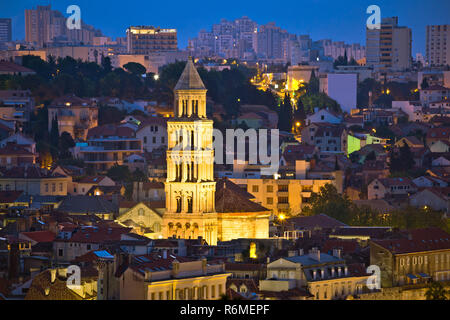 Front de mer de Split et de lieux d'affichage bleu soir Banque D'Images