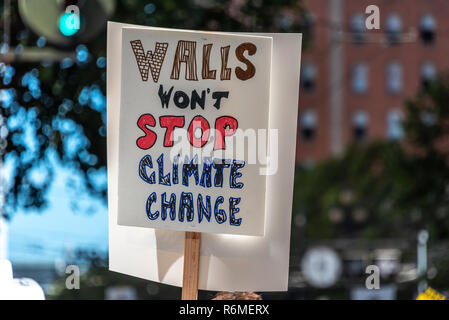 San Francisco, Californie, USA. 8 Septembre, 2018. Des milliers de personnes se rassemblent à San Francisco en hausse pour les rally et mars à l'avance de l'Action Climatique Mondial au sommet qui se tiendra du 12 au 14 septembre il y a. Un signe s'élève au-dessus de la foule à lire 'Les murs n'empêchera pas le changement climatique' en référence à la frontière proposée Trump Président Projet de mur. Banque D'Images