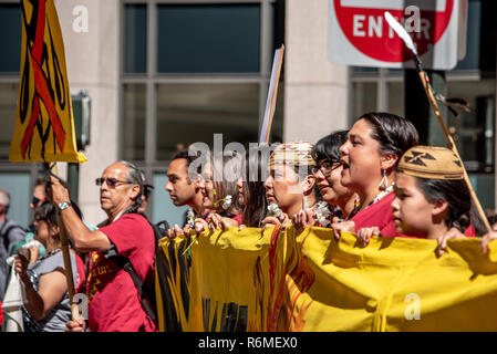 San Francisco, Californie, USA. 8 Septembre, 2018. Des milliers de personnes se rassemblent à San Francisco en hausse pour les rally et mars à l'avance de l'Action Climatique Mondial au sommet qui se tiendra du 12 au 14 septembre il y a. Un groupe de personnes de la tribu de Kutzadika du bassin du lac Mono tenir une large bannière en préparation à mars vers le bas de la rue du marché. Banque D'Images