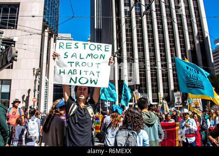 San Francisco, Californie, USA. 8 Septembre, 2018. Des milliers de personnes se rassemblent à San Francisco en hausse pour les rally et mars à l'avance de l'Action Climatique Mondial au sommet qui se tiendra du 12 au 14 septembre il y a. Un homme est titulaire d'un signe à lire 'Restaurer l'habitat du saumon, maintenant' comme la foule de manifestants en bas des marches de la rue du marché. Banque D'Images