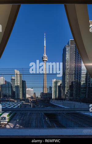 Toronto, Canada - le 4 décembre 2018. Vue sur les rues de Toronto, avec la Tour du CN, une 553,3 m de haut communications concrètes et tour d'observation lo Banque D'Images