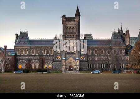 Toronto, Canada - le 4 décembre 2018. L'Université de Toronto est une université de recherche publique à Toronto, situé sur les terrains qui entourent la Reine Banque D'Images