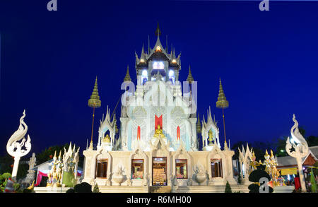 Magnifique église du temple thaïlandais. Phra Buddha billionaire Chimpli Nava crore, Wat Khoi, Phetchaburi, Thailand Banque D'Images
