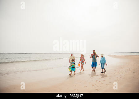 Famille sur la plage Banque D'Images