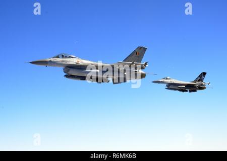 La Force aérienne belge deux F-16 Fighting Falcon voler aux côtés de l'US Air Force un Stratotanker KC-135 de RAF Mildenhall, Angleterre, au cours de défi arctique 2017, 29 mai, 2017. Les trois avions appuient Défi Arctique 2017, un exercice multinational qui englobe 11 pays et plus de 100 aéronefs. Banque D'Images