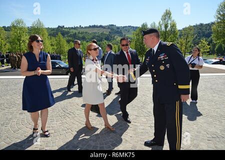 Ambassade des États-Unis pour l'Italie et Saint-Marin chargé d'Affaires Kelly Degnan répond à l'Europe de l'Armée américaine du général commandant le général Ben Hodges à l'American Cemetery and Memorial, Florence, Italie, le 29 mai 2017. Banque D'Images