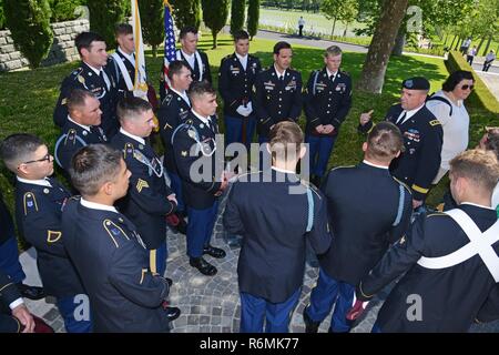 L'Europe de l'Armée américaine du général commandant le général Ben Hodges parle de parachutistes avec 173e Brigade aéroportée pendant la commémoration du Jour du Souvenir à la Florence American Cemetery and Memorial, Florence, Italie, le 29 mai 2017. Banque D'Images