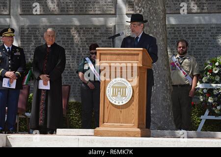 Ministre de la religion de la communauté juive de Florence parle au cours de l'Umberto Forti cérémonie du Jour du Souvenir à la Florence American Cemetery and Memorial, Florence, Italie, le 29 mai 2017. Banque D'Images