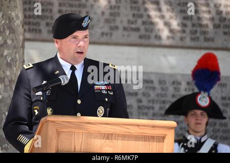 L'Europe de l'Armée américaine du général commandant le général Ben Hodges parle pendant la cérémonie du Jour du Souvenir au cimetière américain de Florence, Florence, Italie, le 29 mai 2017. Banque D'Images