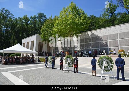 L'Europe de l'Armée américaine du général commandant le général Ben Hodges parle pendant la cérémonie du Jour du Souvenir au cimetière américain de Florence, Florence, Italie, le 29 mai 2017. Banque D'Images