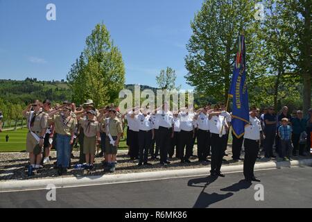 Anciens combattants des guerres post 8862, Vicence, et les Scouts d'Amérique militaires durant la cérémonie du Jour du Souvenir au cimetière américain de Florence, Florence, Italie, le 29 mai 2017. Banque D'Images