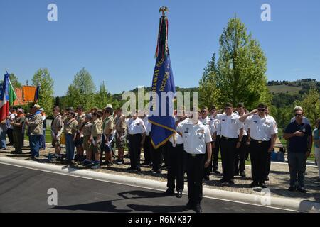 Anciens combattants des guerres post 8862, Vicence, et les Scouts d'Amérique militaires durant la cérémonie du Jour du Souvenir au cimetière américain de Florence, Florence, Italie, le 29 mai 2017. Banque D'Images