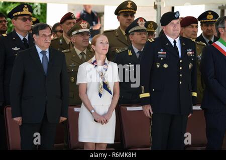 (De gauche). Vice-ministère de la Défense italien Honorable Domenico Rossi, Ambassade des États-Unis pour l'Italie et Saint-Marin chargé d'Affaires Kelly Degnan et l'Europe de l'Armée américaine du général commandant le général Ben Hodges restent debout pendant la cérémonie du Jour du Souvenir au cimetière américain de Florence, Florence, Italie, le 29 mai 2017. Banque D'Images