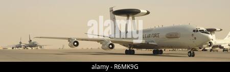 Un E-3 Sentry taxis en place après une sortie le 25 mai 2017, dans un endroit inconnu en Asie du Sud-Ouest. Le E-3 Sentry abrite le système aéroporté d'alerte et de contrôle qui assure la connaissance, le commandement et le contrôle, la gestion des batailles, de la surveillance et d'alerte rapide de l'amicale, neutre et de l'activité hostile durant l', alliés, et les opérations de la coalition. Banque D'Images