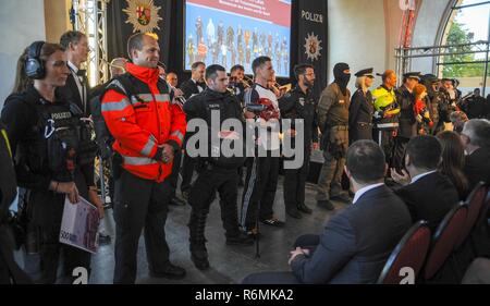 Les membres de la Rhénanie-Palatinat (RLP) Polizei afficher les divers uniformes, et l'emploi qu'ils occupent durant le RLP Polizei le 70e anniversaire célébration à Coblence, Allemagne, le 20 mai 2017. La célébration comprenait l'induction de 551 candidats dans la Polizei, police allemande. Banque D'Images