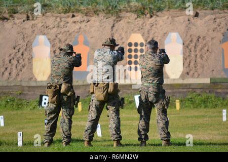 Les Marines américains avec l'adresse au tir de combat avec armes, bataillon de formation, effectuer des exercices sur un prochain cours de l'incendie au Camp de formation, Altcar Hightown, Royaume-Uni le 22 mai 2017. Le Corps des Marines américains voyages au Royaume-Uni chaque année pour soutenir la concurrence dans les Royal Marines Compétition de tir opérationnel et d'apprendre avec leurs alliés alors que l'établissement de relations. Banque D'Images