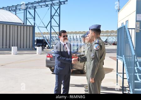 Le commandant de la force aérienne irakienne, le général major Réponse Hamad Ameen rencontre des pilotes de l'armée de l'air irakiens à la formation de la Garde nationale aérienne de l'Arizona's 162e Wing situé à l'aéroport international de Tucson, le 22 mai 2017. En 2012, le 162e est engagé à bâtir un partenariat durable avec l'Iraq par la formation de leurs pilotes à effectuer la F-16 Fighting Falcon. Depuis, l'aile a été partie intégrante d'aider notre nation partenaire développer les futurs leaders de l'armée de l'air iraquienne. Banque D'Images