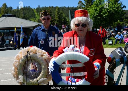 Les membres de l'ordre militaire de l'Cootie déposer une couronne au cours d'une journée du souvenir à la Black Hills National Cemetery, S.D., 29 mai 2017. Les tributs floraux aux enterrements illustrent à la fois la beauté et la brièveté de la vie, et évoquer des souvenirs d'autres guerres et l'honneur d'un des membres du service. Banque D'Images