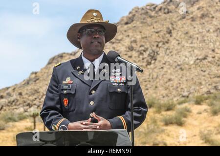 APPLE VALLEY, Californie, -- U.S. Army LTC Ryan Moïse, commandant de l'Escadron de soutien régimentaire, 11e Régiment de cavalerie blindée, représentait le Régiment Blackhorse comme conférencier invité lors de la Sunset Hills Memorial Park Memorial Day, le 29 mai 2017. Le service commémoratif, comprenait plusieurs dignitaires locaux, y compris le maire Scott Nassis Apple Valley, qui a donné le mot d'ouverture. Memorial Day est le jour que les Américains paient l'honneur et de respect pour les hommes et les femmes des Forces armées qui ont fait le sacrifice ultime au service de notre grand pays. Banque D'Images