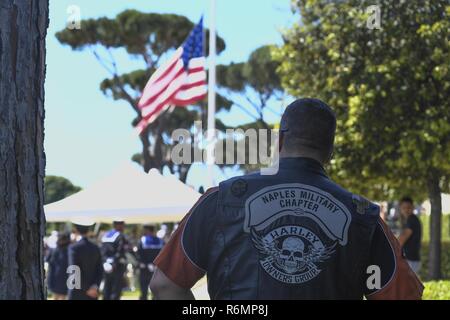 NETTUNO, Italie (28 mai 2017) Le lieutenant Cmdr. Gary Stephens observe une cérémonie du Jour du Souvenir au Cimetière Américain Sicily-Rome. Au cours de la cérémonie, les anciens combattants, les militaires, les étudiants et les familles se sont réunis pour honorer et rendre hommage à ceux qui ont donné leur vie au cours de la libération de l'Italie en 1943. Les Forces navales des États-Unis, dont le siège social est situé à Europe-afrique, Naples, Italie, supervise les opérations navales et mixte, souvent de concert avec ses alliés, le joint, et inter-organismes partenaires, pour permettre des relations durables et d'augmenter la vigilance et la résistance à l'Europe et l'Afrique. Banque D'Images