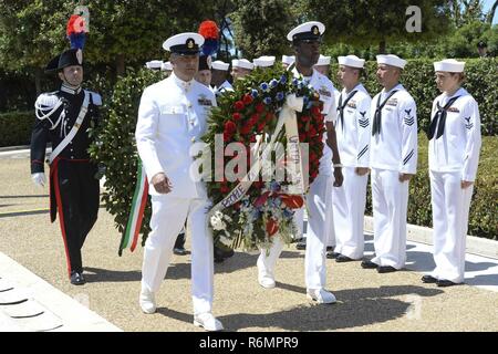 NETTUNO, Italie (28 mai 2017) marins participent à une cérémonie de dépôt lors d'une cérémonie au Jour commémoratif de l'Sicily-Rome Cimetière Américain. Au cours de la cérémonie, les anciens combattants, les militaires, les étudiants et les familles se sont réunis pour honorer et rendre hommage à ceux qui ont donné leur vie au cours de la libération de l'Italie en 1943. Les Forces navales des États-Unis, dont le siège social est situé à Europe-afrique, Naples, Italie, supervise les opérations navales et mixte, souvent de concert avec ses alliés, le joint, et inter-organismes partenaires, pour permettre des relations durables et d'augmenter la vigilance et la résistance à l'Europe et l'Afrique. Banque D'Images