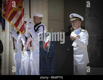 NETTUNO, Italie (28 mai 2017) Arrière Adm. Daryl Caudle, commandant adjoint des États-Unis, 6e Flotte, prononce une allocution lors d'une cérémonie au Jour commémoratif de l'Sicily-Rome Cimetière Américain. Au cours de la cérémonie, les anciens combattants, les militaires, les étudiants et les familles se sont réunis pour honorer et rendre hommage à ceux qui ont donné leur vie au cours de la libération de l'Italie en 1943. Les Forces navales des États-Unis, dont le siège social est situé à Europe-afrique, Naples, Italie, supervise les opérations navales et mixte, souvent de concert avec ses alliés, le joint, et inter-organismes partenaires, pour permettre des relations durables et d'augmenter la vigilance et resilie Banque D'Images